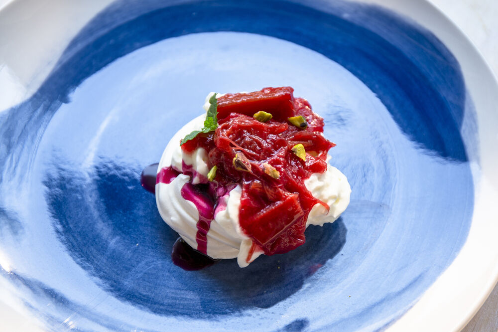 Rhubarb meringue with pistachio cream