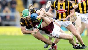 <p>Kilkenny's Paddy Deegan and Conor Cooney of Galway. ©INPHO/Laszlo Geczo</p>