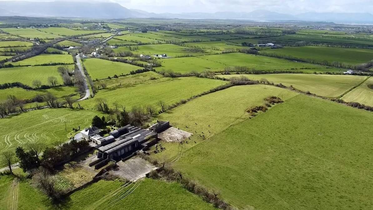 The sheds and land at Ballybroman House, just 2km to the east of the village of Ardfert and approximately 9km north of Tralee. The sheds and land at Ballybroman House, just 2km to the east of the village of Ardfert and approximately 9km north of Tralee.