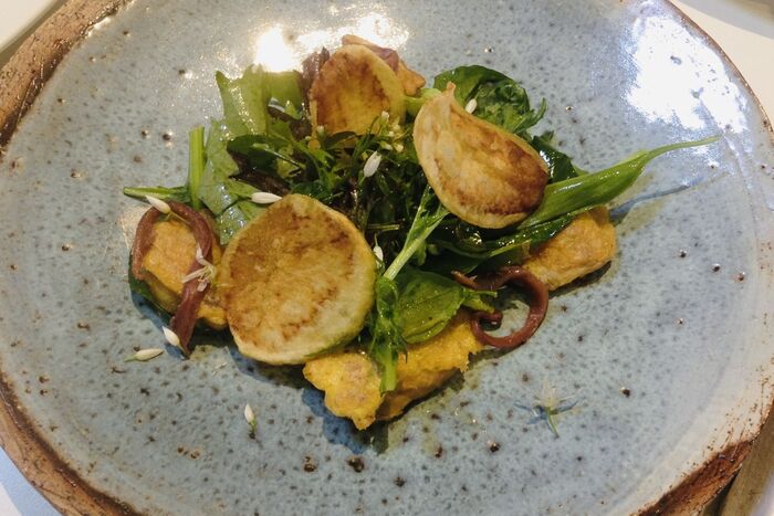 Salad of warm sweetbreads with potato crisps, anchovies and wild garlic