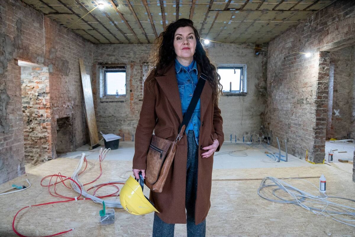 Róisín Murphy is pictured in a residential conversion above a business in the documentary 'Róisín Murphy's Big City Plan'. Róisín Murphy is pictured in a residential conversion above a business in the documentary 'Róisín Murphy's Big City Plan'.