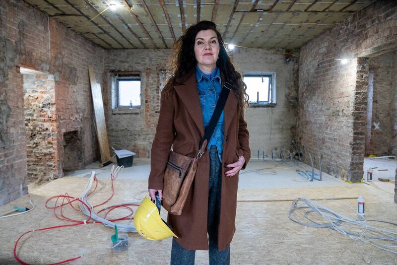 Róisín Murphy is pictured in a residential conversion above a business in the documentary 'Róisín Murphy's Big City Plan'.