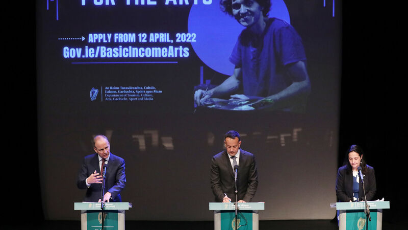 More than 4,000 apply for arts basic weekly income More than 4,000 apply for arts basic weekly income