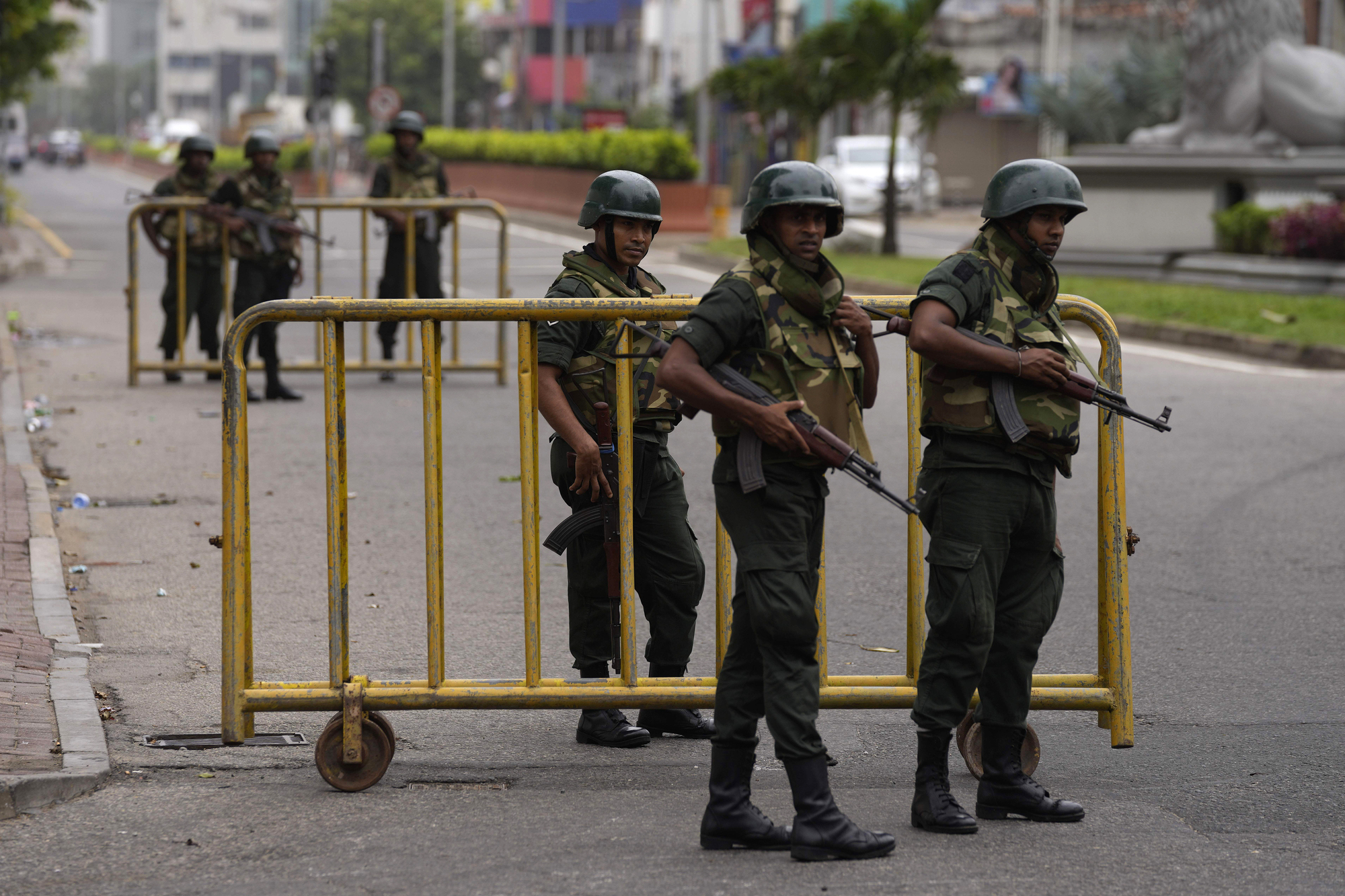 Sri Lanka orders troops to shoot those involved in violence