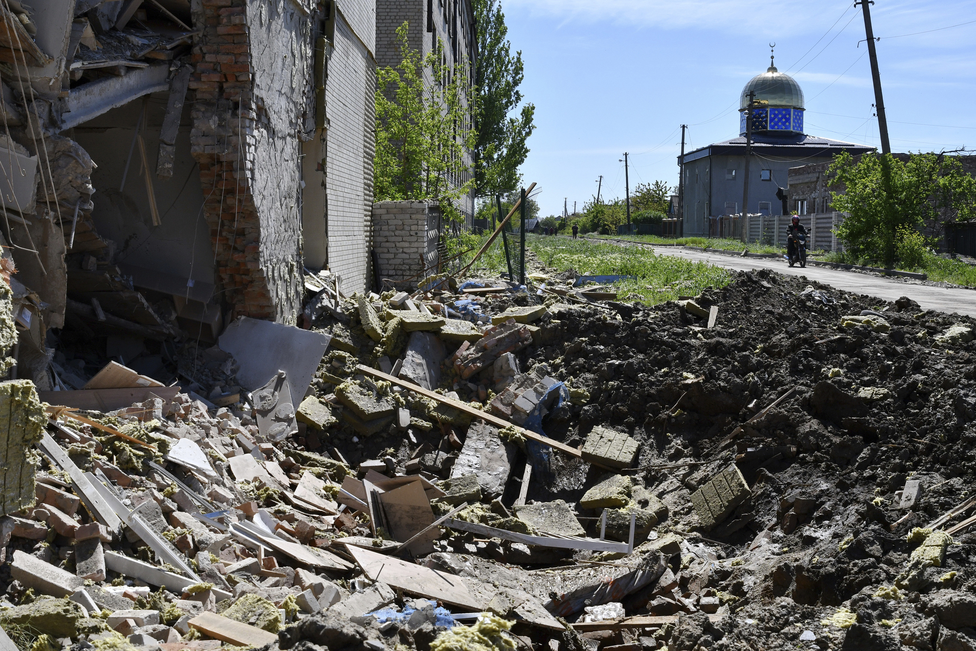 Russia hits east Ukraine as Finland moves towards joining Nato