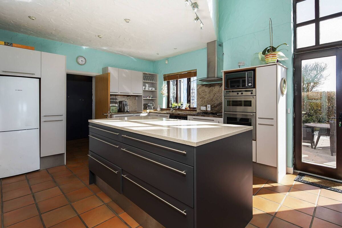 Raised plinth in kitchen