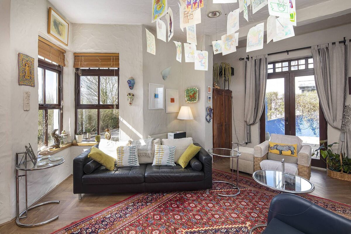 Triple aspect living room