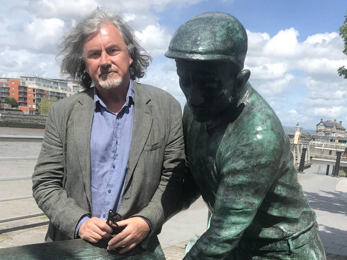 Mike Duhan with his Dockers sculpture in Limerick. Mike Duhan with his Dockers sculpture in Limerick.