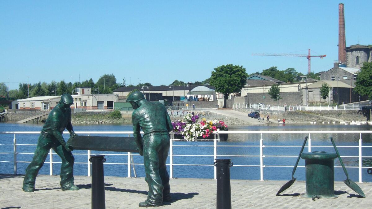 Mike Duhan's river-side sculpture. Mike Duhan's river-side sculpture.