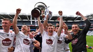 <p>ALL WHITE ON THE NIGHT: Kildare captain Brian Byrne lifts the Christy Ring Cup at Croke Park. Pic: Piaras Ó Mídheach, Sportsfile</p>