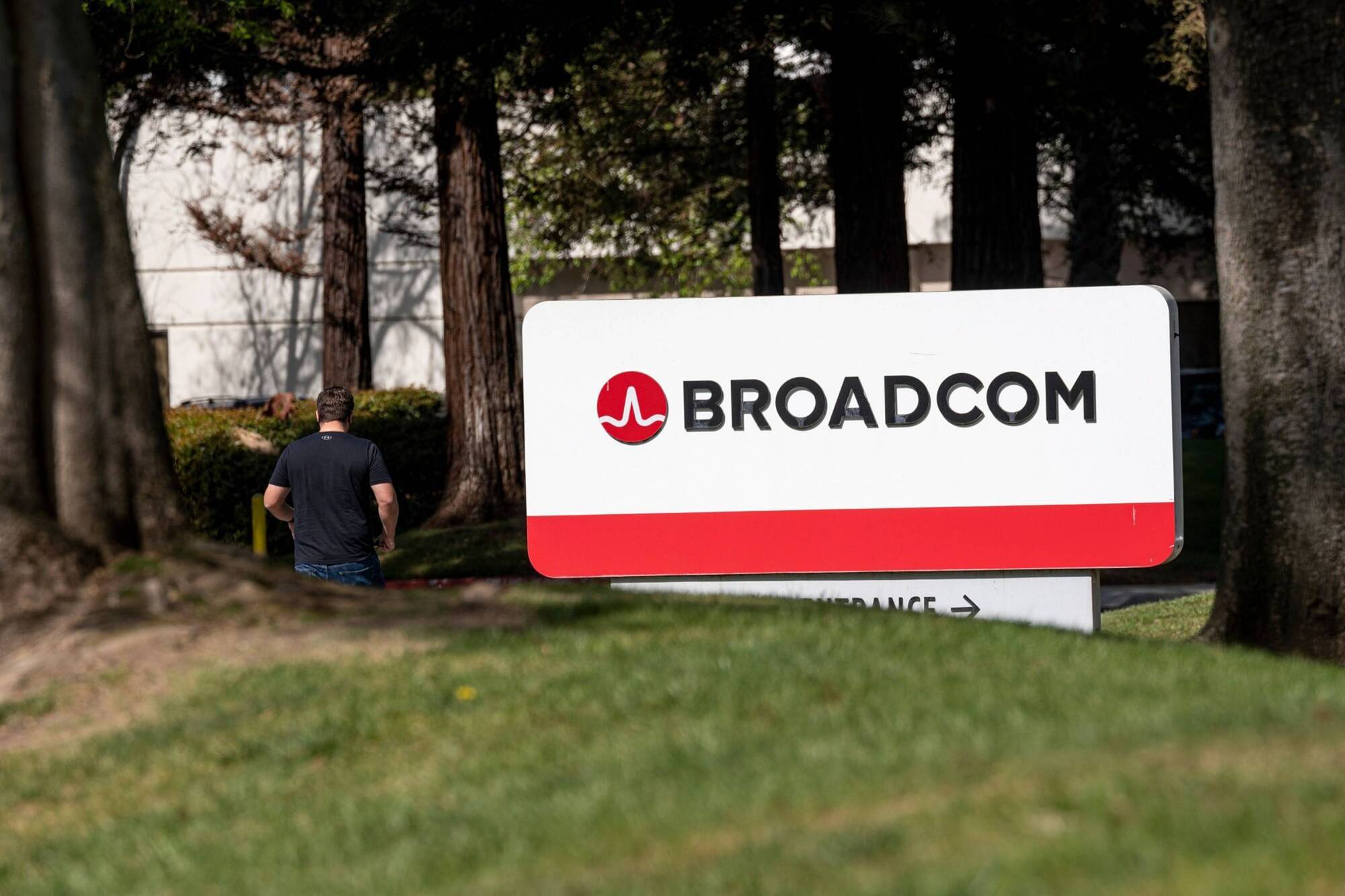 Broadcom in talks to acquire cloud company VMware