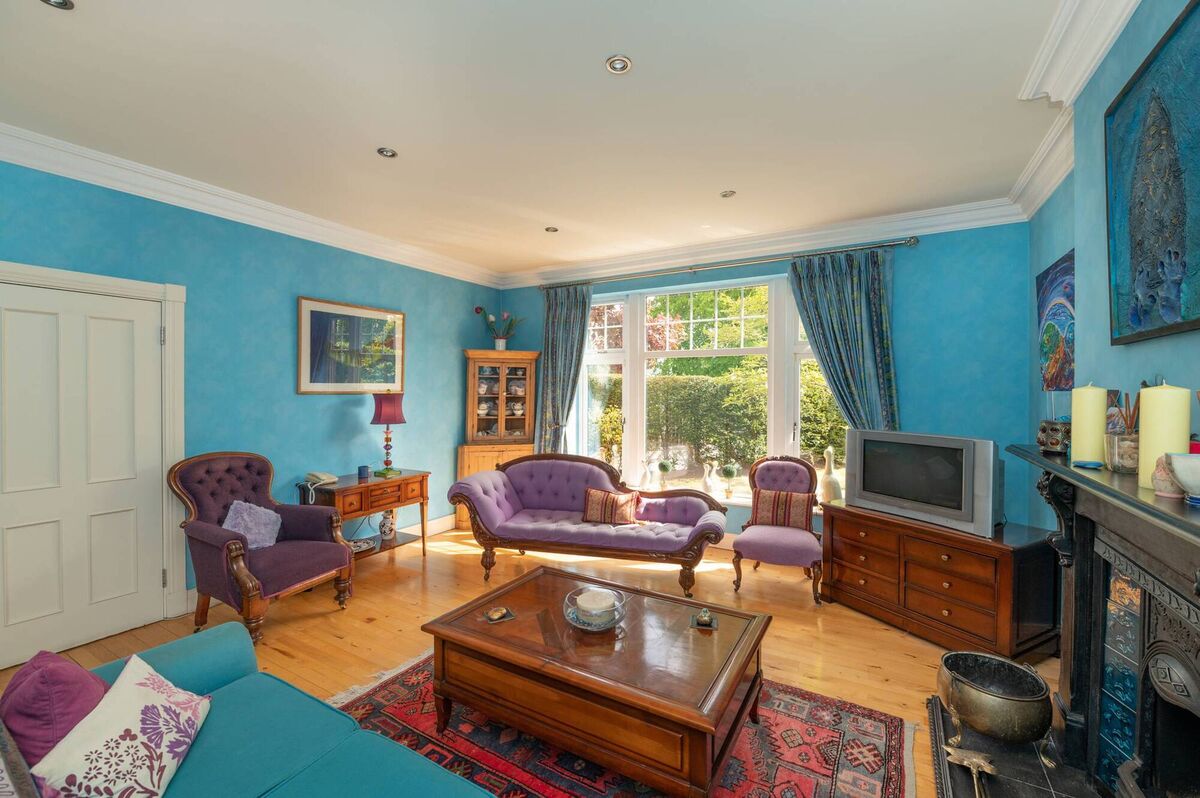Front reception room 