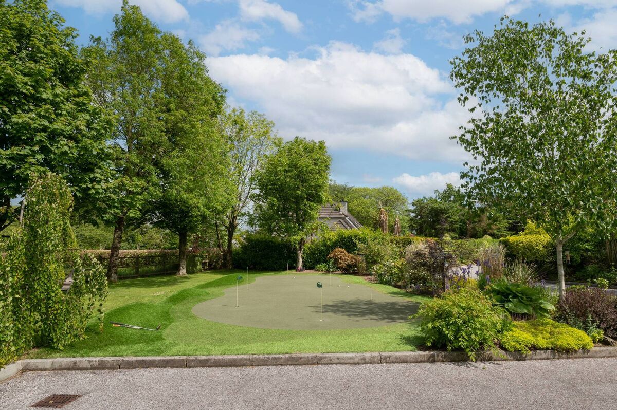 Professional putting green cost c€20,000