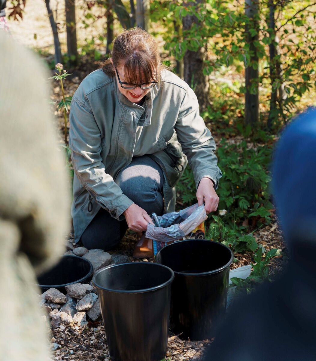 Gobnait Ni Neill of the Drimnagh Community Environmental Group leads a mini pond-making session Dublin. Picture: Tristan Hutchinson Gobnait Ni Neill of the Drimnagh Community Environmental Group leads a mini pond-making session Dublin. Picture: Tristan Hutchinson