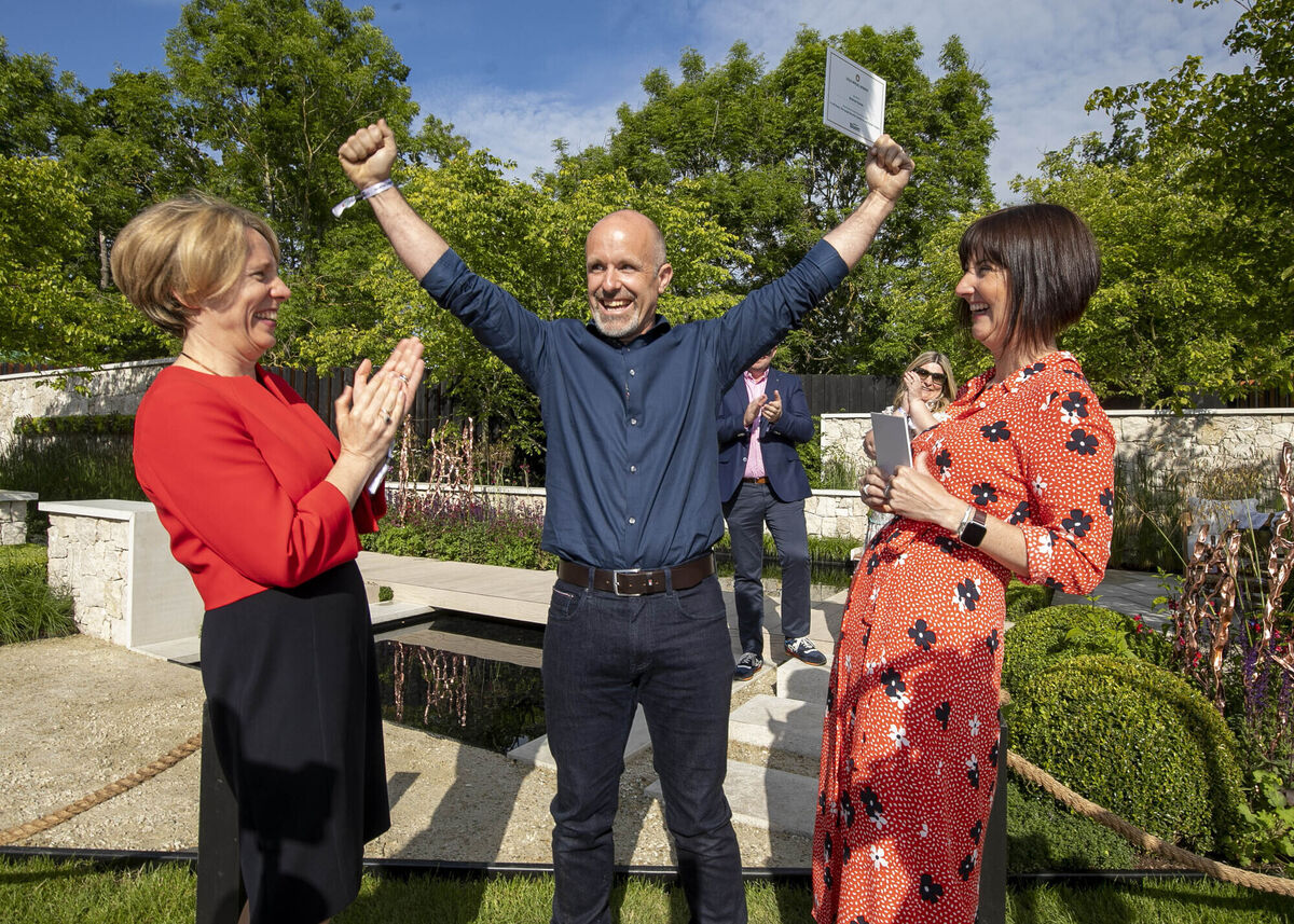 Tara McCarthy, Chief Executive Bord Bia, and Kerrie Gardiner, Show Garden Manager Bord Bia Bloom, present designer Andrew Christopher Dunne with a Gold Medal for Hit Pause, The Caragh Nurseries Garden. Tara McCarthy, Chief Executive Bord Bia, and Kerrie Gardiner, Show Garden Manager Bord Bia Bloom, present designer Andrew Christopher Dunne with a Gold Medal for Hit Pause, The Caragh Nurseries Garden.