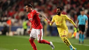 <p>Darwin Nunez of S.L. Benfica is chased down by Mohamed Salah of Liverpool during the UEFA Champions League Quarter Final Leg One match between SL Benfica and Liverpool FC at Estadio da Luz on April 05, 2022 in Lisbon, Portugal. (Photo by Julian Finney/Getty Images)</p>