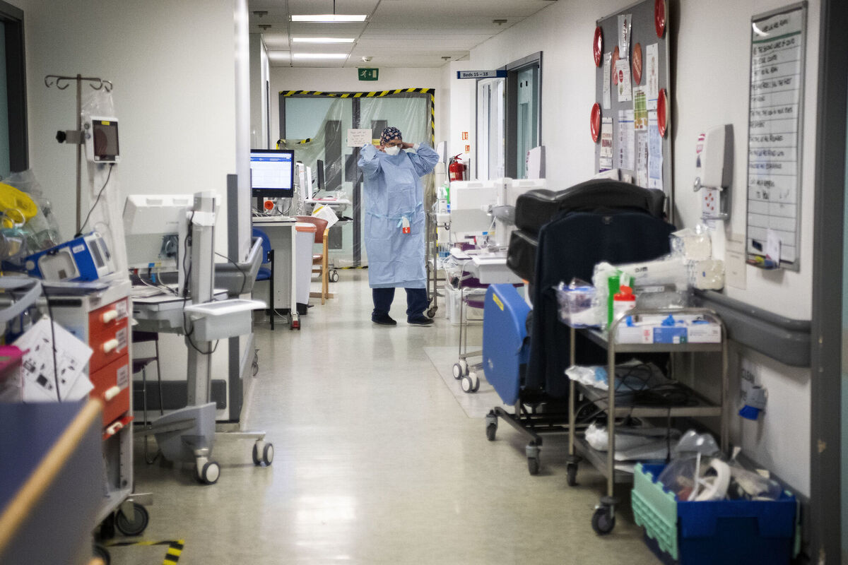 A staff nurse puts on PPE in a corridor full of equipment in the ICU. File Picture: Victoria Jones/PA Wire