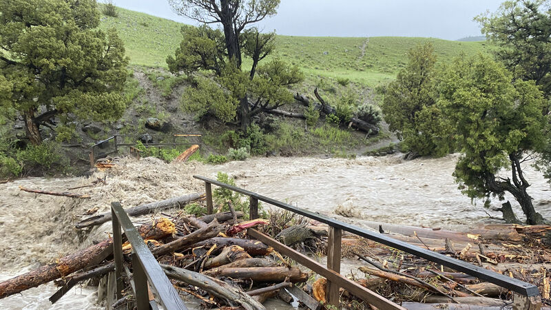 Yellowstone flooding forces 10,000 to leave national park Yellowstone flooding forces 10,000 to leave national park