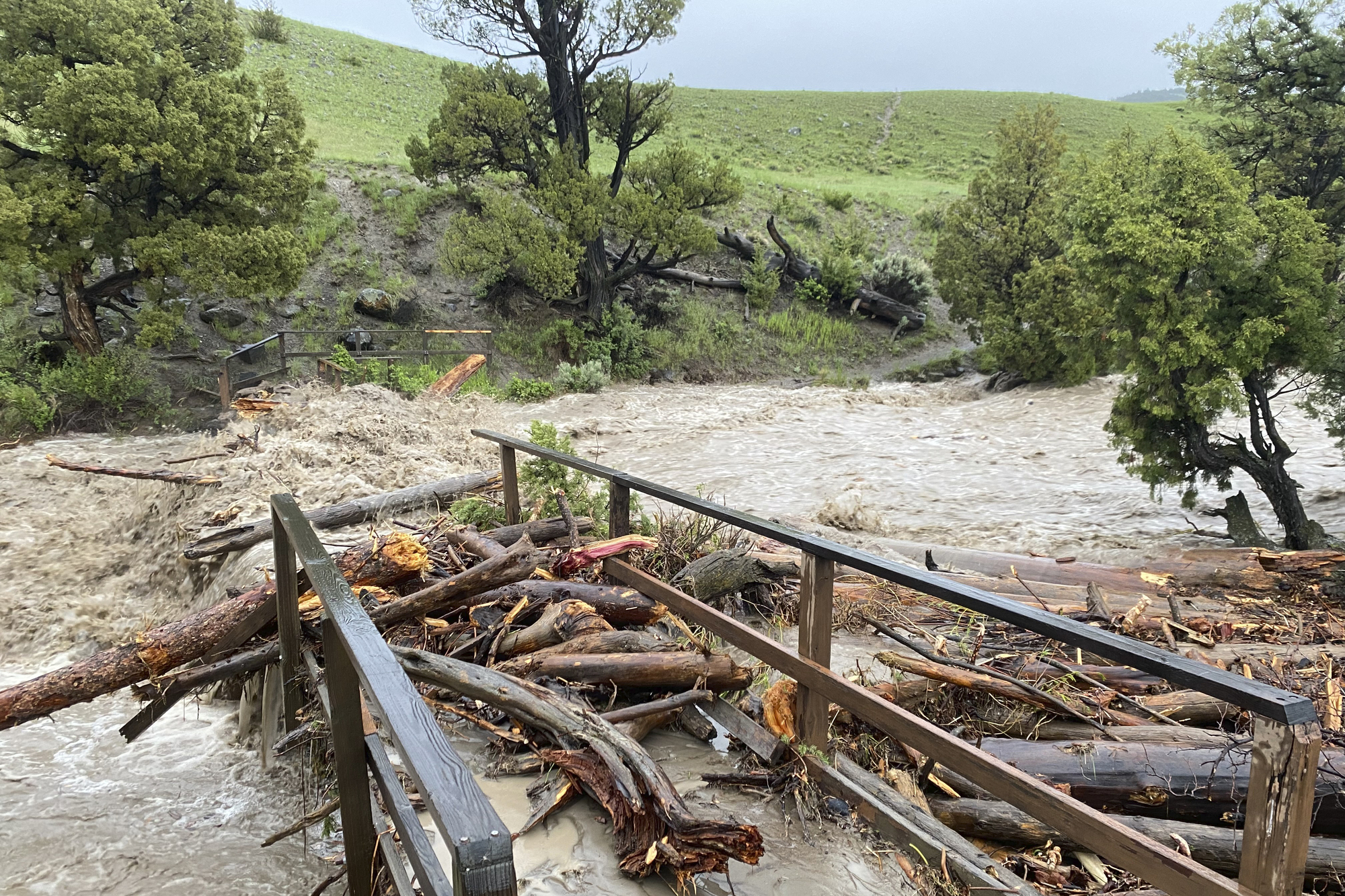 Yellowstone flooding forces 10,000 to leave national park