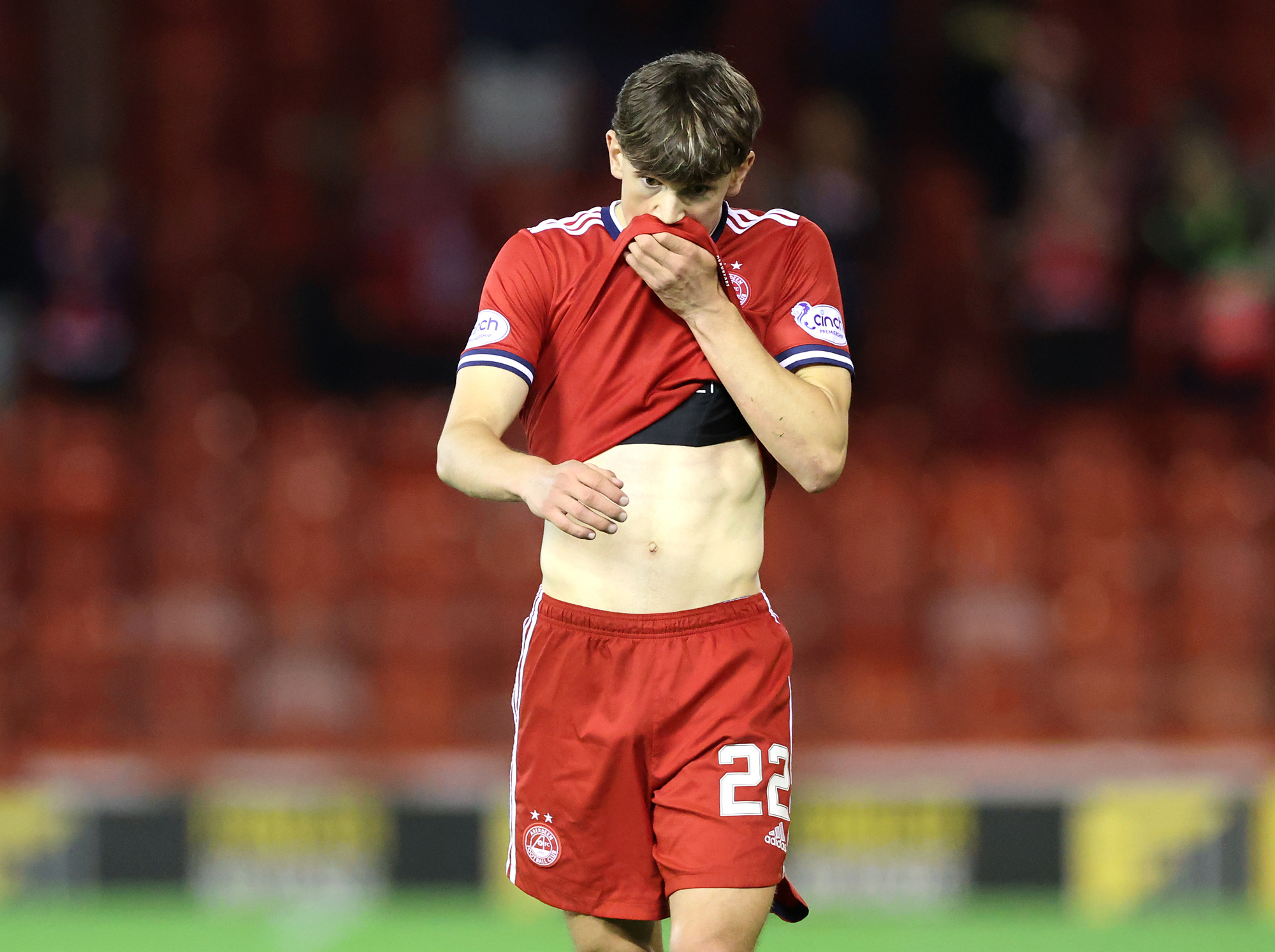 Liverpool agree deal to sign 18-year-old Calvin Ramsay from Aberdeen 