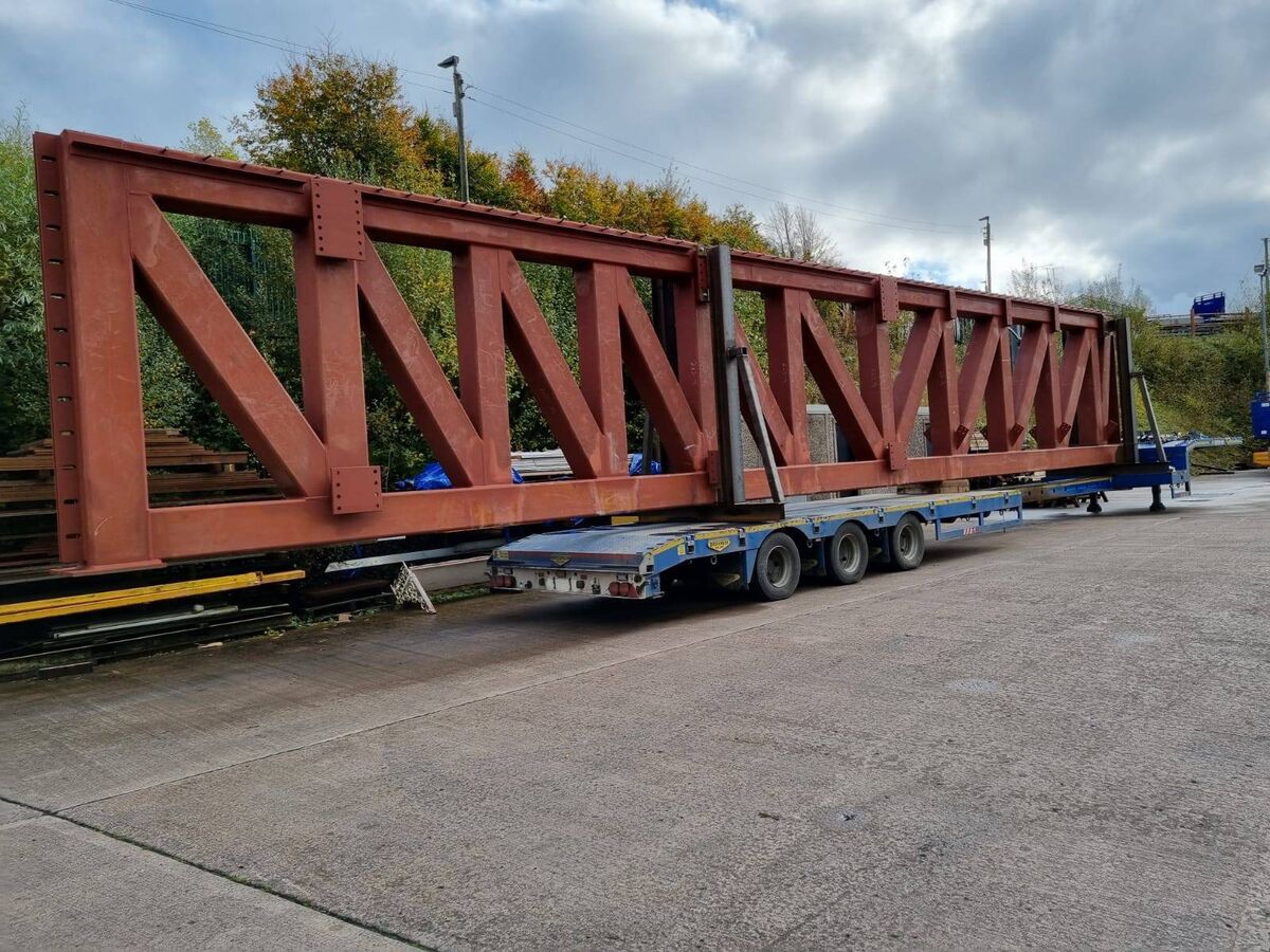 Giant truss in transit Giant truss in transit