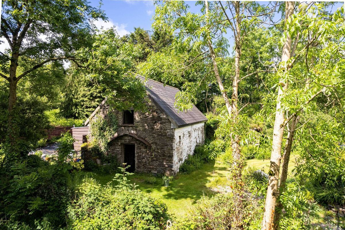 Barn/outbuilding has been reroofed Barn/outbuilding has been reroofed