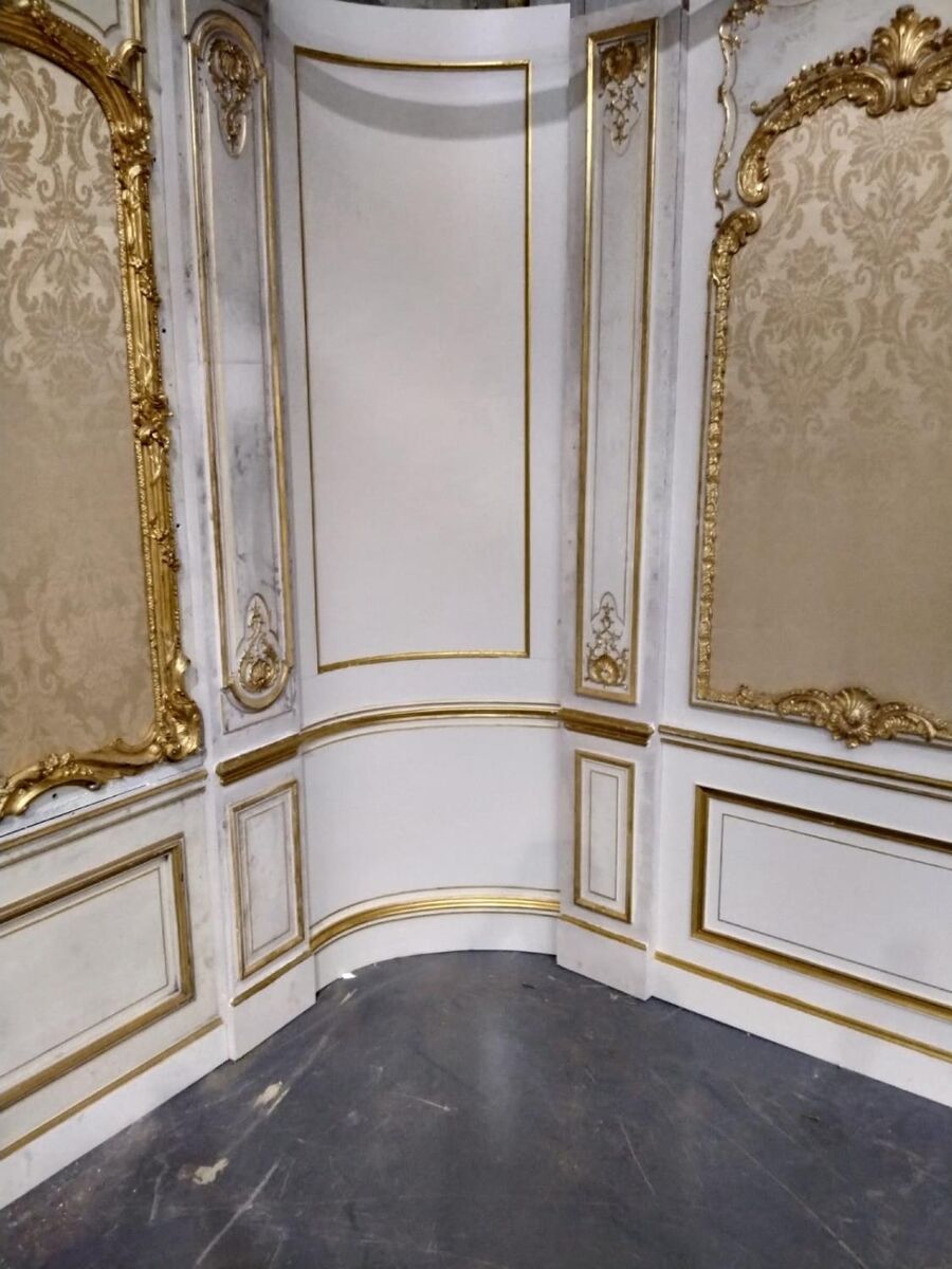 An attractive curved corner piece.