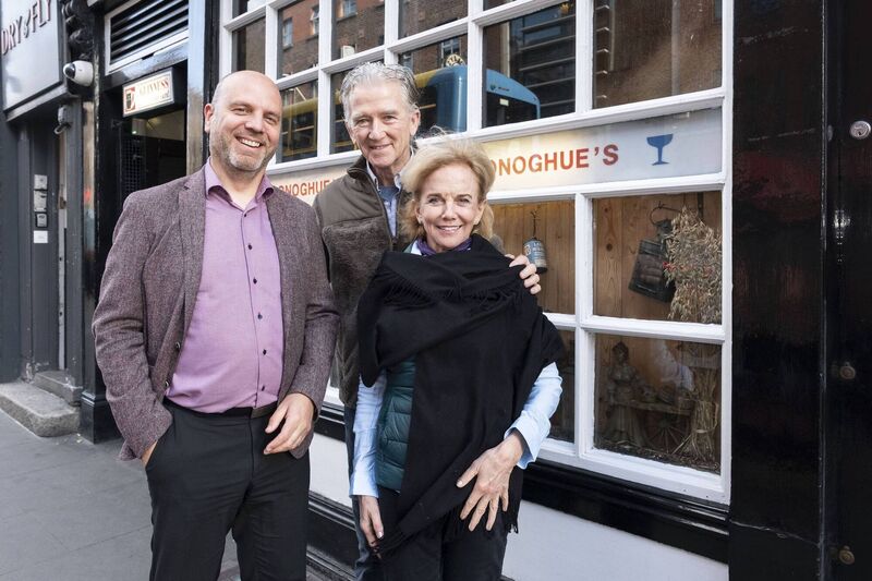 Patrick Duffy – aka Bobby Ewing – and Linda Purl at O’Donoghue’s Pub on Merrion Row, Dublin with Mark Henry of Tourism Ireland. Picture: Paul Sherwood