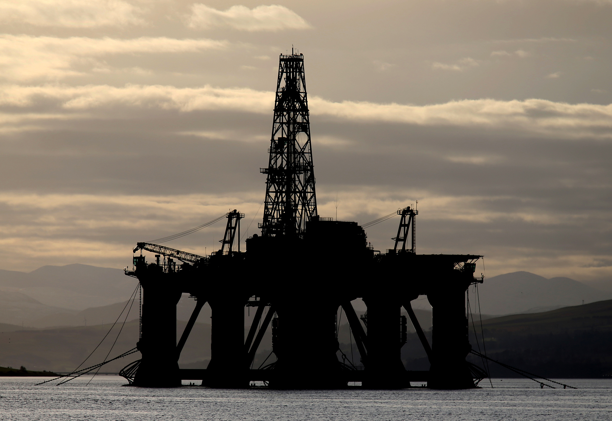 Oil heads for weekly loss as growth fears trump supply tightness