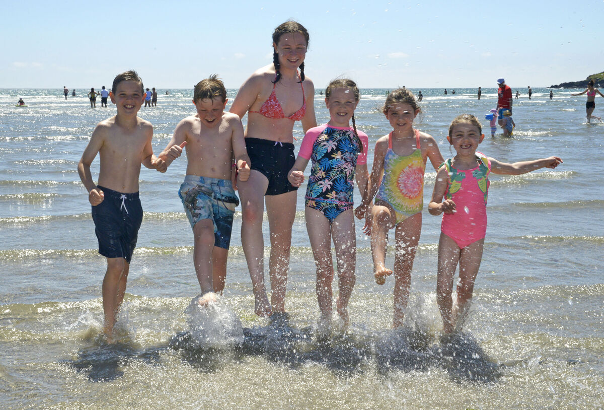  Cousins Connor, Aideen and Clodagh Fitzgerald and William, Emily and Ava Galvin enjoying the warm weather at Inchydoney Beach during the week. 