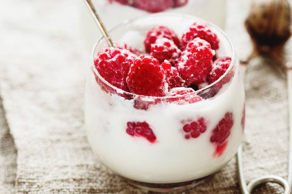 Vanilla frozen yoghurt with fresh raspberries