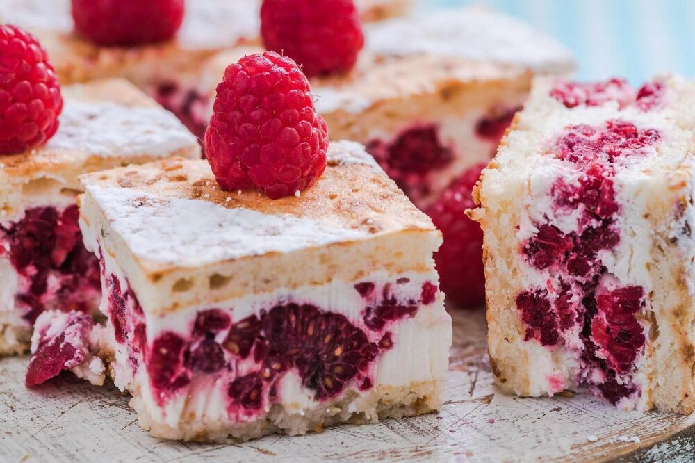 Raspberry sponge slices