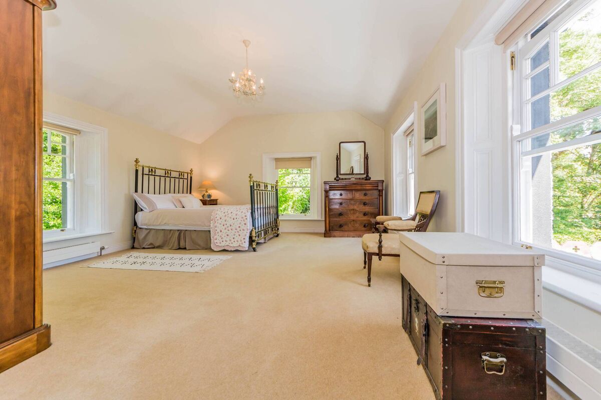 Spacious, triple aspect main bedroom Spacious, triple aspect main bedroom