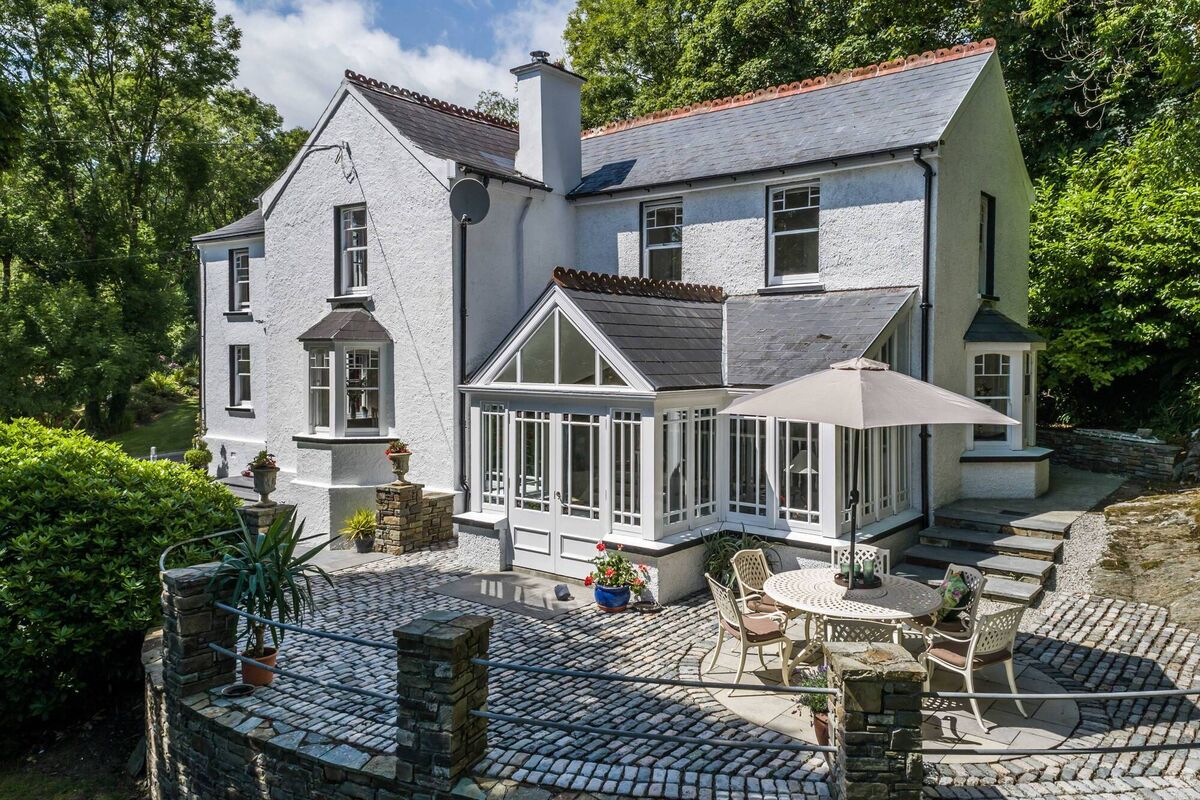Captain's House has been seamlessly extended over two storeys to the right, including a sun room Captain's House has been seamlessly extended over two storeys to the right, including a sun room