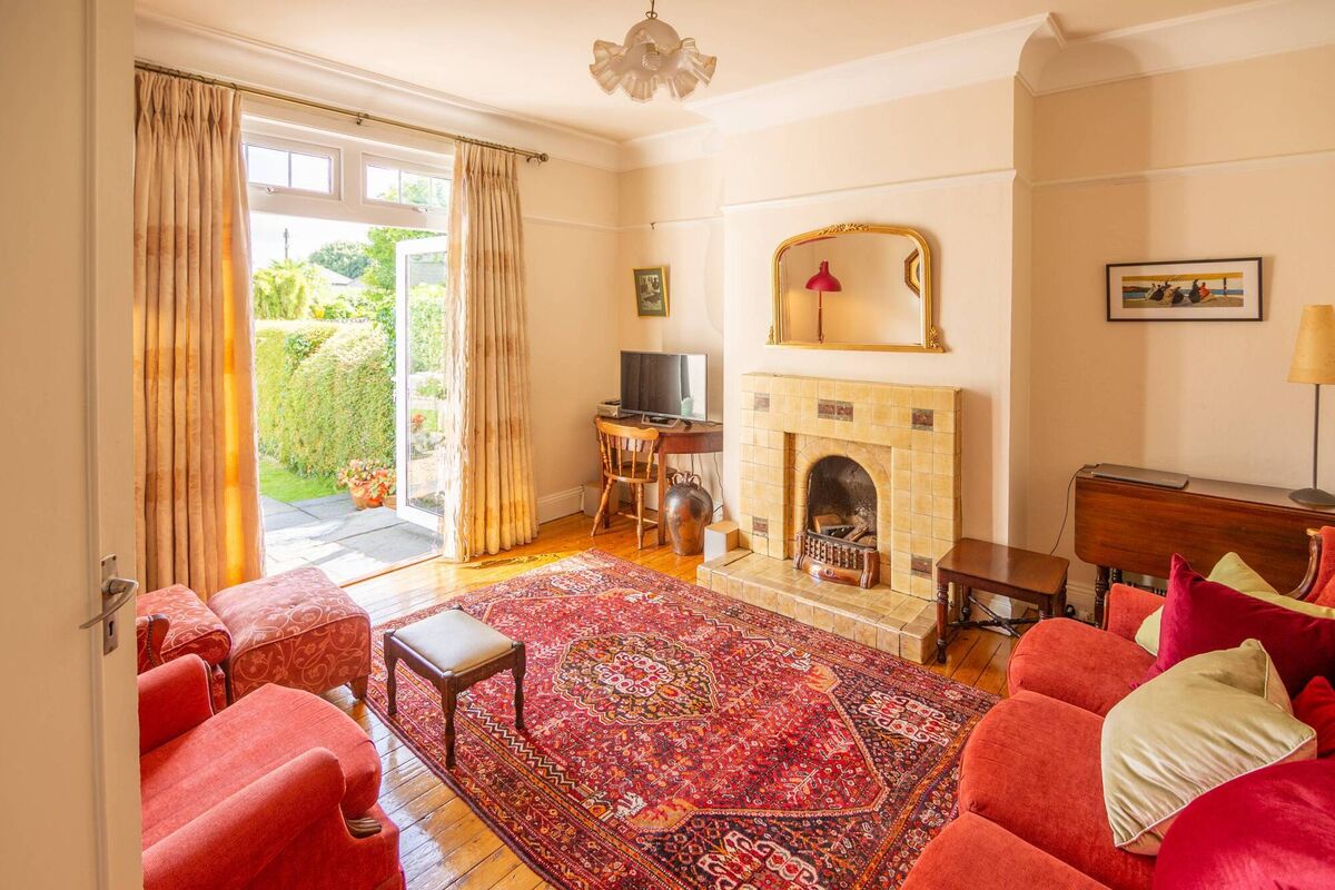Rear reception with garden access via French doors Rear reception with garden access via French doors