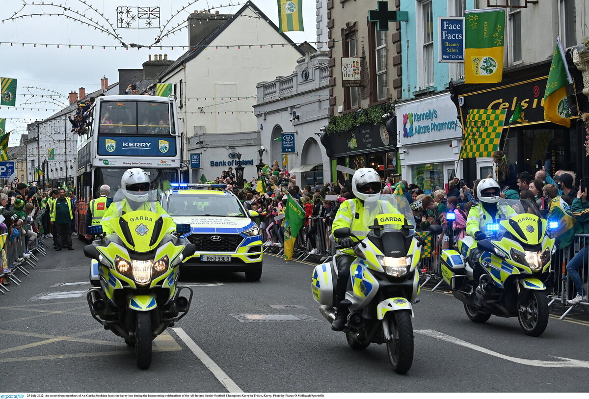 Members of An Garda Síochána escort the open-top bus as it winds its way through Tralee. Picture: Piaras Ó Mídheach/Sportsfile
