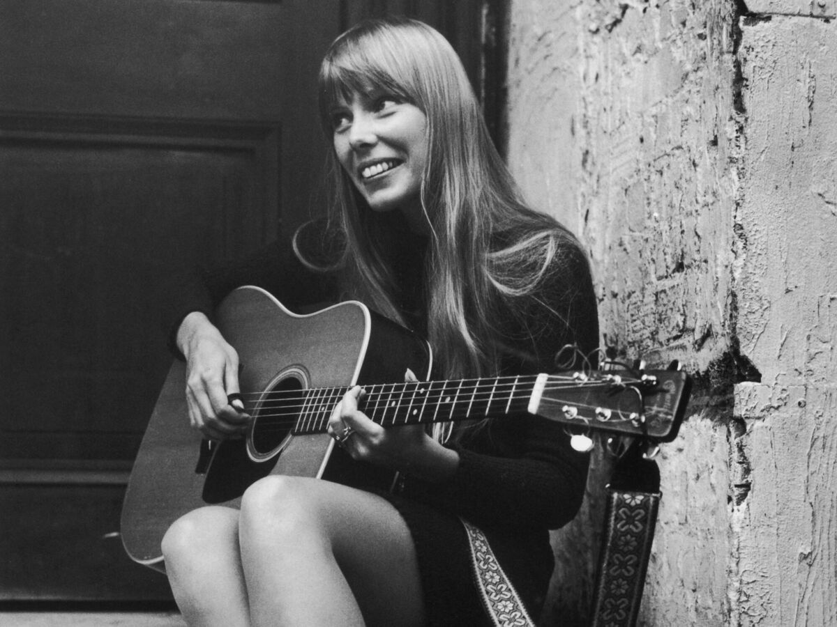 Joni Mitchell in London in 1968. (Photo by Central Press/Getty Images) Joni Mitchell in London in 1968. (Photo by Central Press/Getty Images)