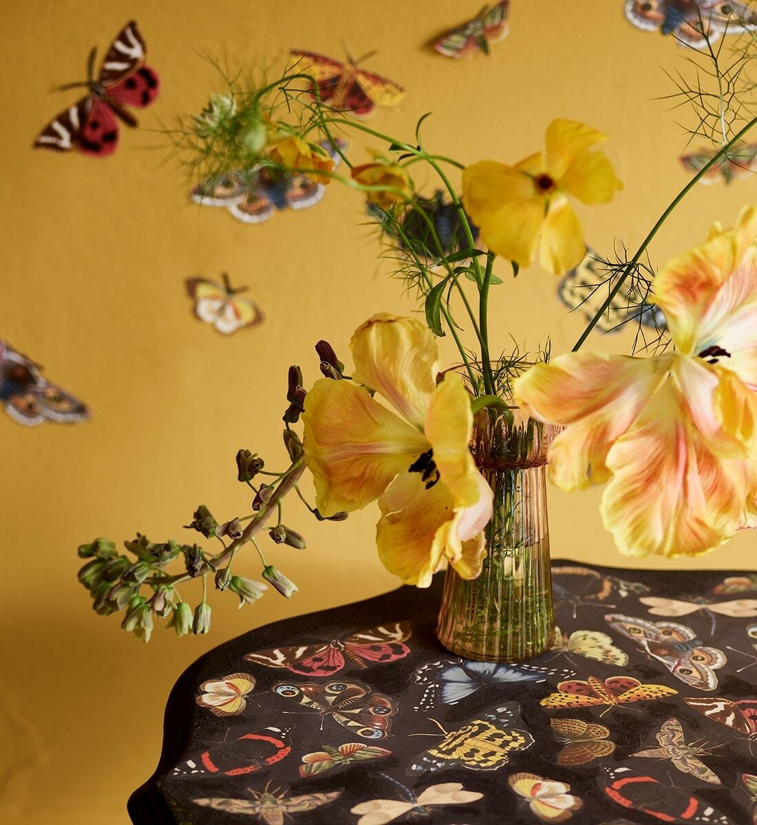 Annie Sloane Winged Wildlife with the RHS. Find the cutting book from independent booksellers; from €15.