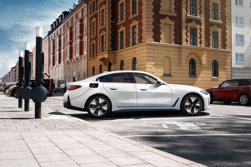 Now the i4, technically, is a five door, five seat fastback and this, in essence it is an electric version of the 4 Series Grand Coupe and so the styling will be familiar to anyone who’s had experience of that car. 