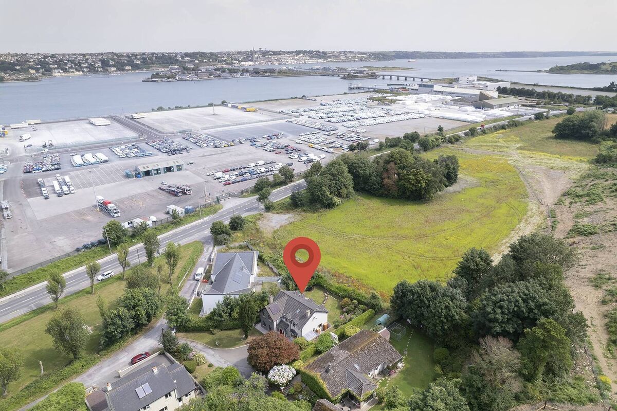 The smaller section, on the opposite side of the entrance hall, runs the depth of the house and was rented out by the current owner. The smaller section, on the opposite side of the entrance hall, runs the depth of the house and was rented out by the current owner.