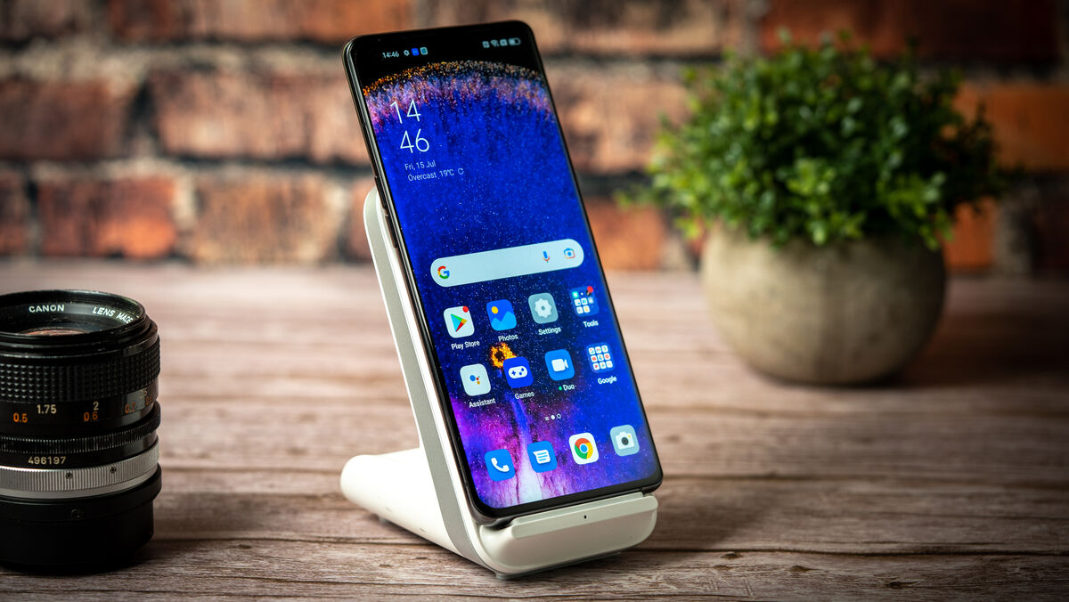 The Oppo Find X5 features 30W wireless charging. Picture: Noel Campion.