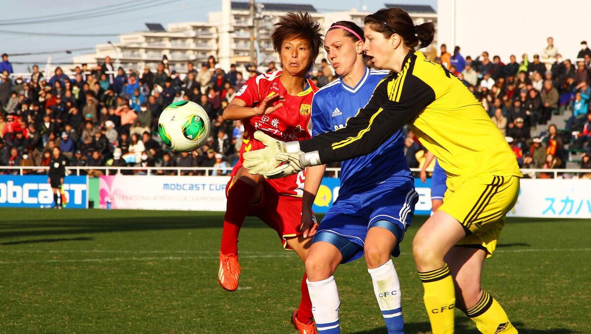Chiaki Minamiyam #6 of INAC Kobe Leonessa and Marie Hourihan and Emma Wilhelmsson  compete for the ball during the International Women's Club Championship final match between Chelsea Ladies and INAC Kobe Leonessa at Ajinomoto Field Nishigaoka on December 8, 2013 in Tokyo, Japan. (Photo by Koji Watanabe/Getty Images)
