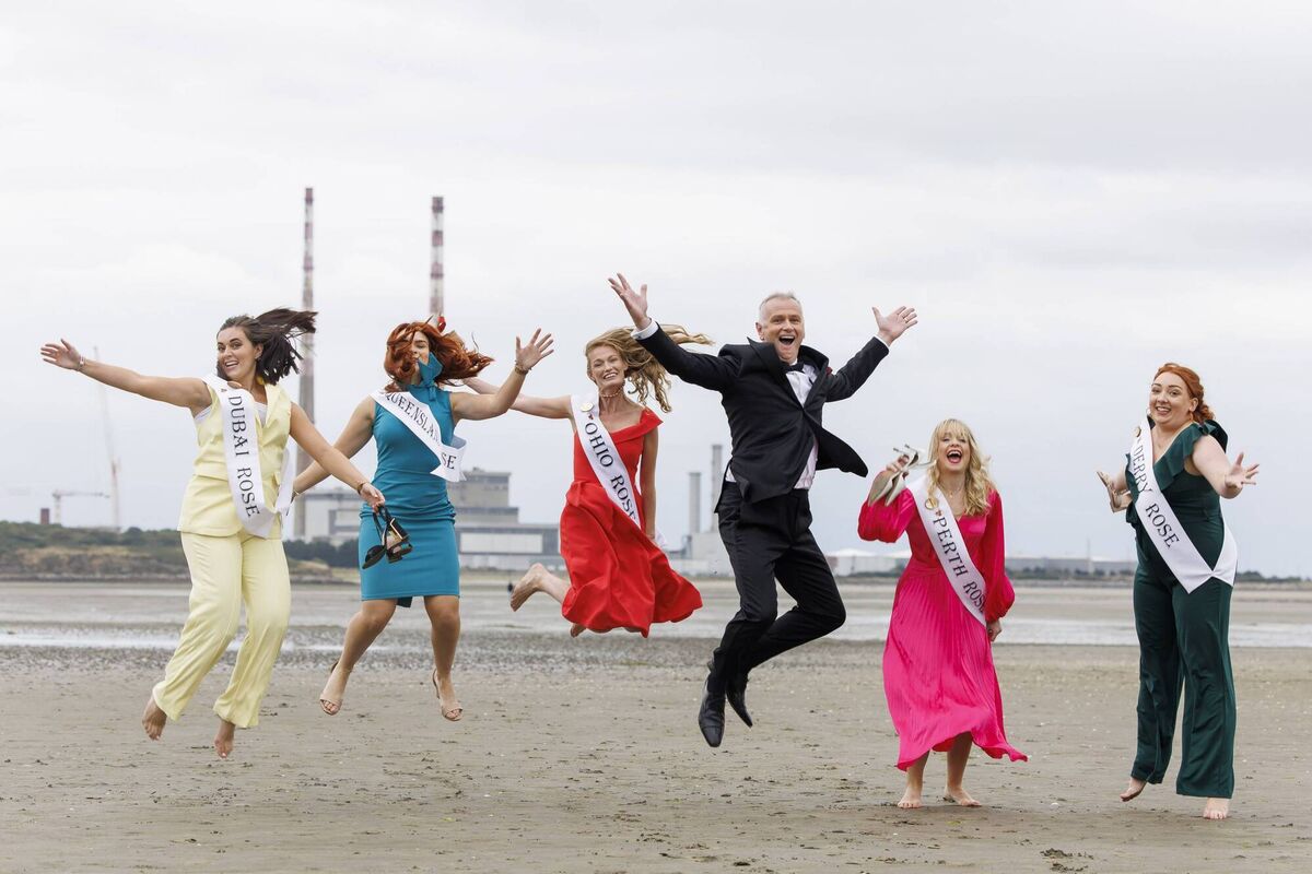 Rose of Tralee International Festival host Dáithí Ó Sé and this year's Roses on Sandymount Beach in Dublin. Picture: Andres Poveda Rose of Tralee International Festival host Dáithí Ó Sé and this year's Roses on Sandymount Beach in Dublin. Picture: Andres Poveda