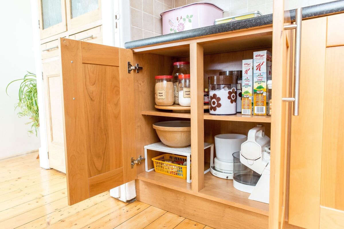 With the help of stands and a Lazy Susan, Sarah brings order to the kitchen. With the help of stands and a Lazy Susan, Sarah brings order to the kitchen.