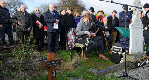 Tiarnan Ó Duinchinn playing the uileann pipes at the graveside of the celebrated poet.