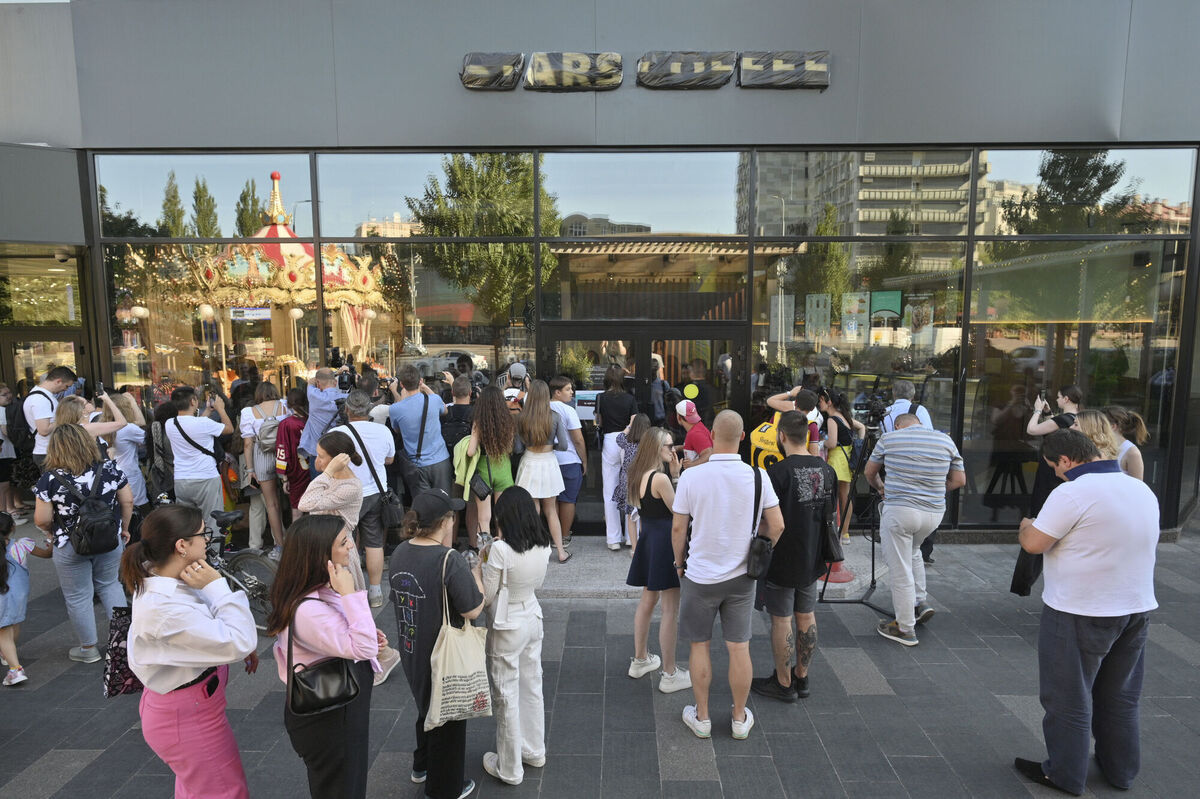 People gather to visit the Stars Coffee coffee shop in the former location of the Starbucks shop in Moscow earlier this month. A new chain of coffee shops opened following the US company’s withdrawal from Russia. 	Picture: Dmitry Serebryakov/AP
                    