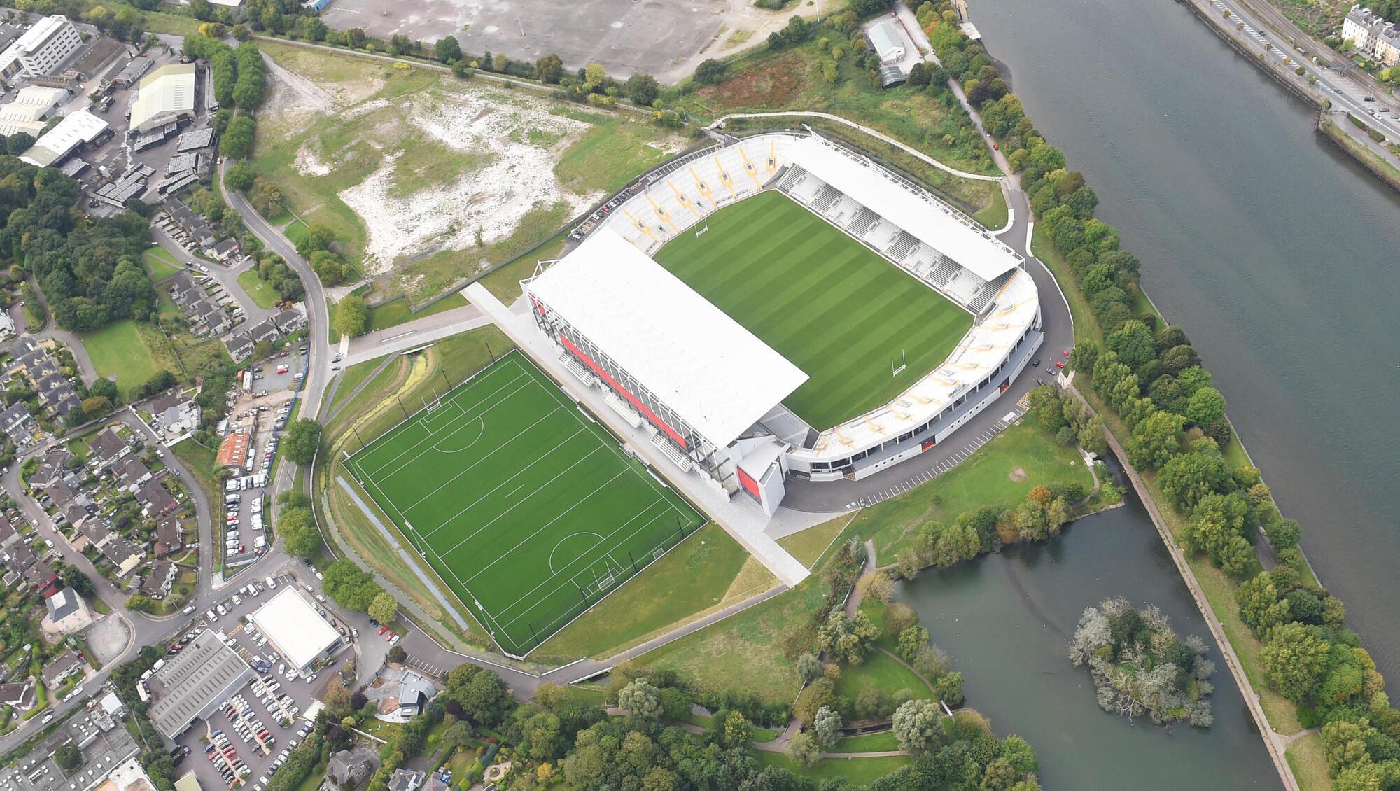 Páirc Uí Chaoimh throws open its doors to 80 refugees 