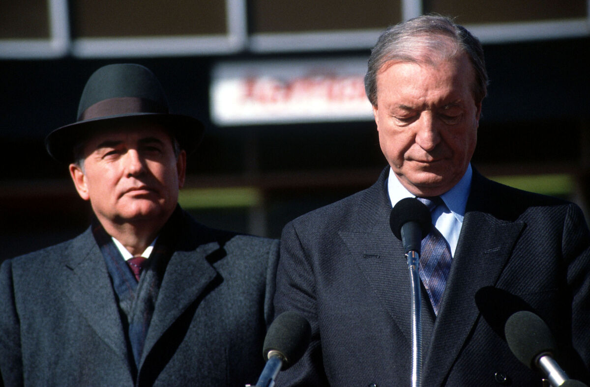 Former taoiseach Charles J Haughey(R) with Soviet leader Mikhall Gorbachev in Shannon in 1989. File photo Former taoiseach Charles J Haughey(R) with Soviet leader Mikhall Gorbachev in Shannon in 1989. File photo