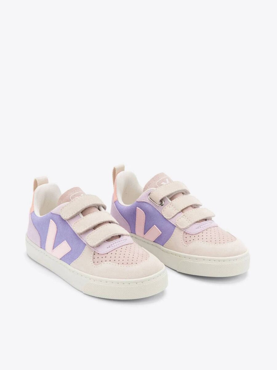 Véja shoes come in a wide range of adults and children's shoes with vegan options to boot. Véja shoes come in a wide range of adults and children's shoes with vegan options to boot.