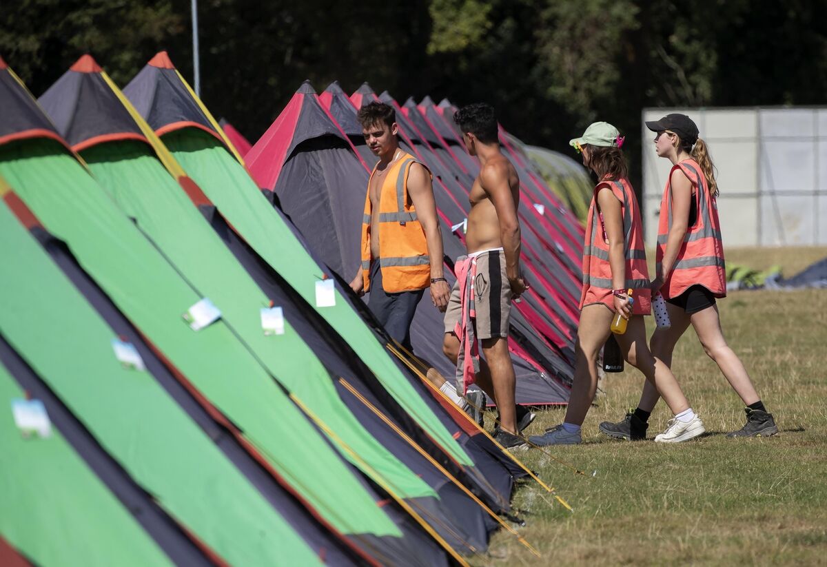 Festival staff erect tents this afternoon in Stradbally at the annual Electric Picnic site preview for a first first look at the festival site as it prepares for 70, 000 Picnickers to descend on Stradbally Hall, Co. Laois. J Picture Colin Keegan, Collins Dublin Festival staff erect tents this afternoon in Stradbally at the annual Electric Picnic site preview for a first first look at the festival site as it prepares for 70, 000 Picnickers to descend on Stradbally Hall, Co. Laois. J Picture Colin Keegan, Collins Dublin